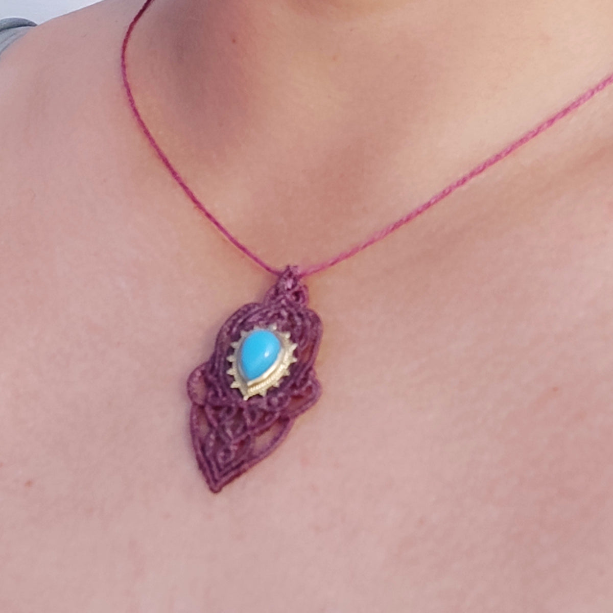 Colgante de Ónix Azul en Macramé Rosa y Granate | El Hada del Tiempo