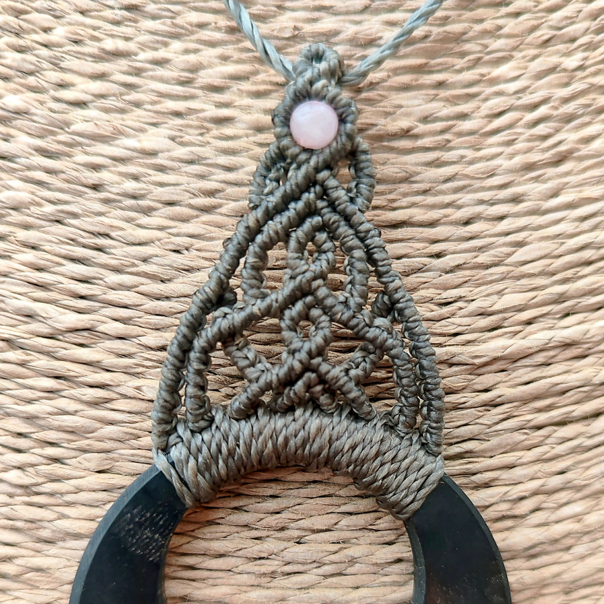 Colgante de Shungita Natural y Macramé Negro | El Hada del Tiempo