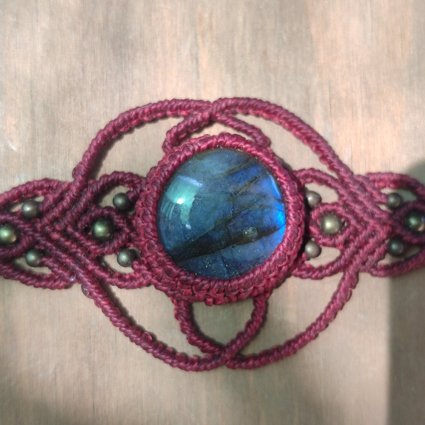 tiara y collar de macramé con labradorita azul