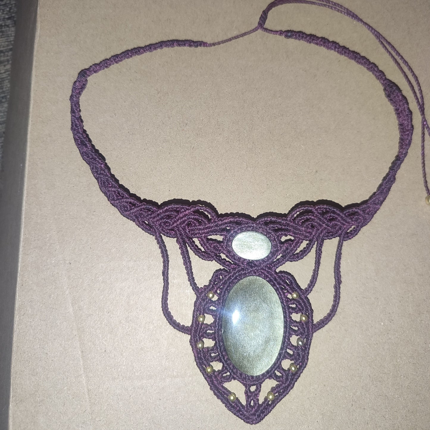 collar de obsidianas doradas . collar de macramé con obsidianas . gargantilla con obsidianas. collar hilo berenjena. collar mujer. choker
