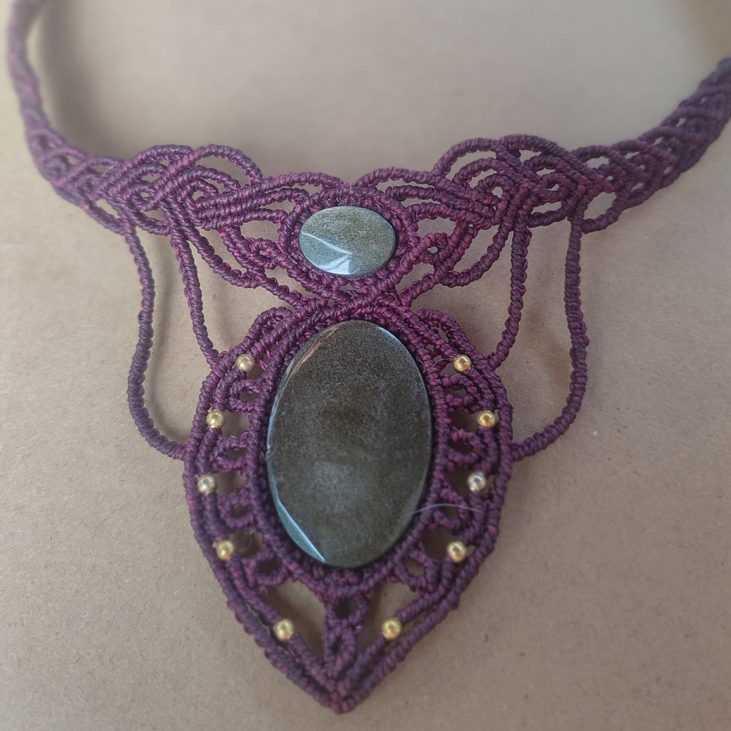 collar de obsidianas doradas . collar de macramé con obsidianas . gargantilla con obsidianas. collar hilo berenjena. collar mujer. choker