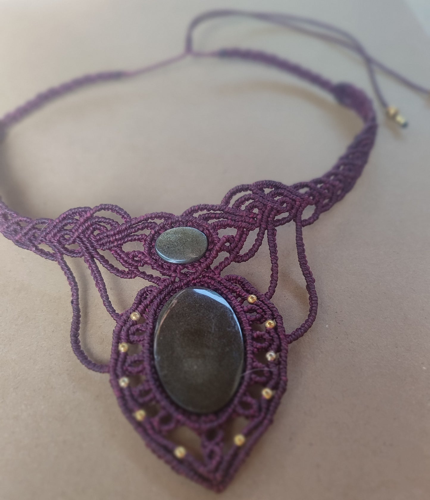 collar de obsidianas doradas . collar de macramé con obsidianas . gargantilla con obsidianas. collar hilo berenjena. collar mujer. choker