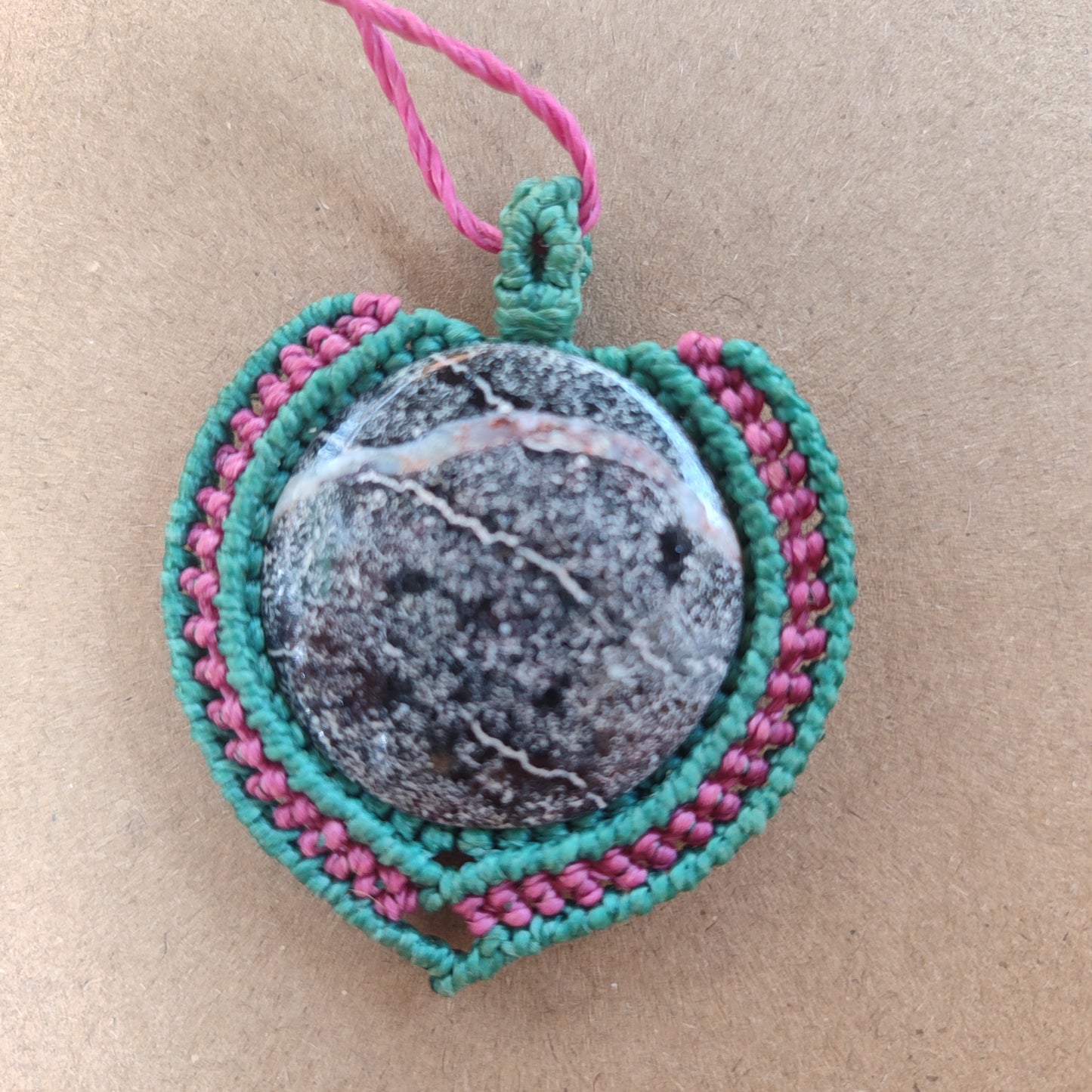 colgante de macramé con calcedonia