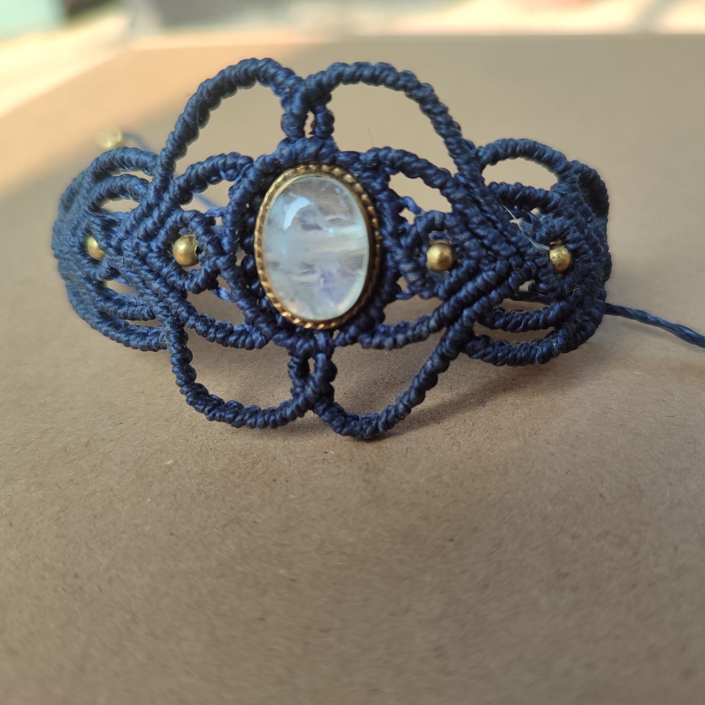 pulsera de macramé con piedra luna, pulsera ancha con piedra