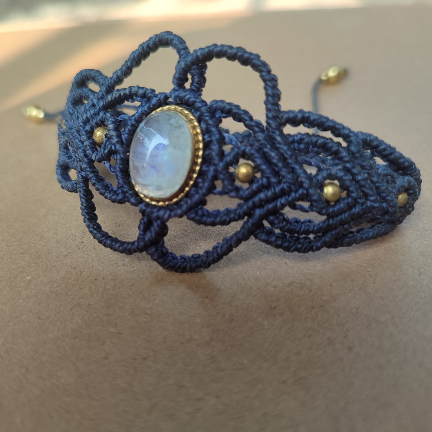 pulsera de macramé con piedra luna, pulsera ancha con piedra