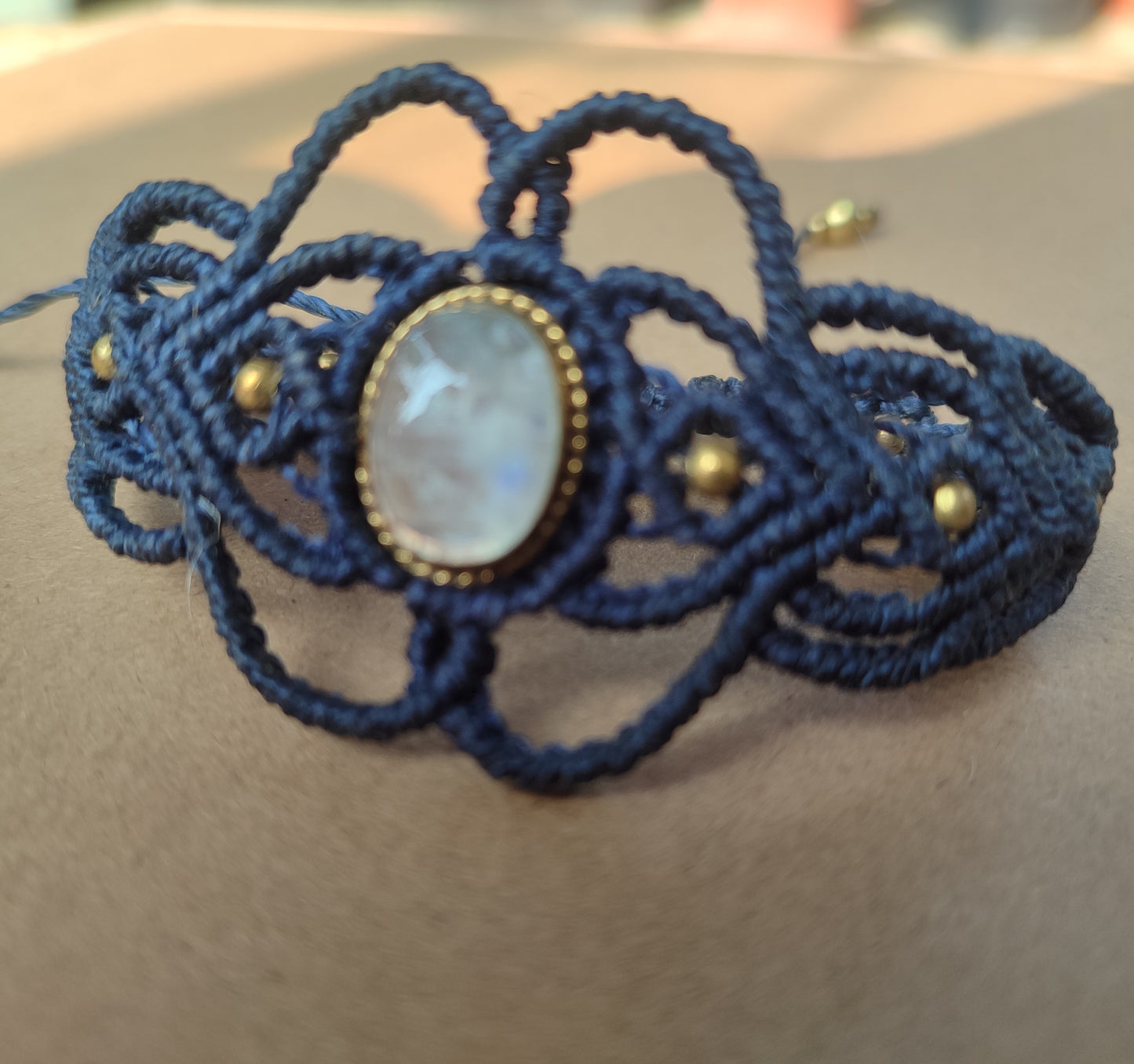 pulsera de macramé con piedra luna, pulsera ancha con piedra