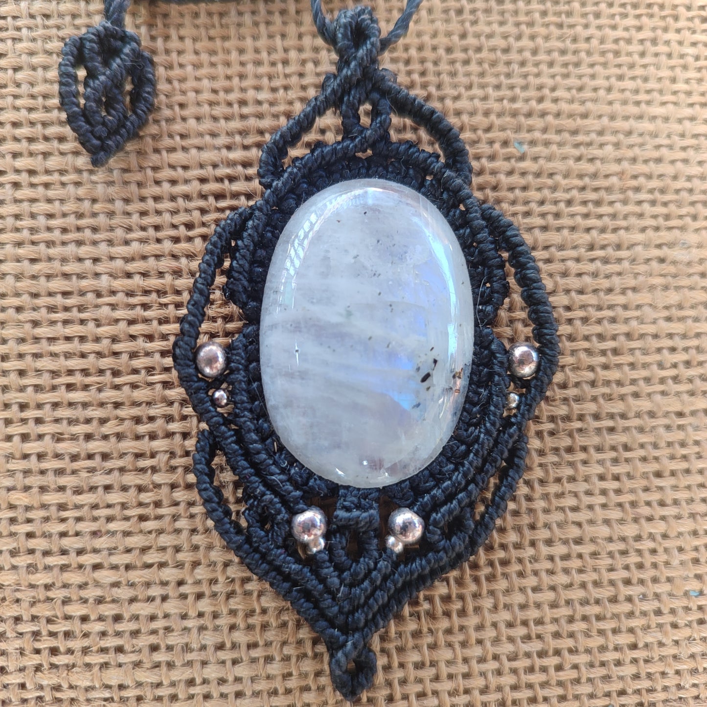 macrame con piedra luna y plata de ley, colgante piedra luna grande, collar de hilo con piedraluna, piedra luna y plata