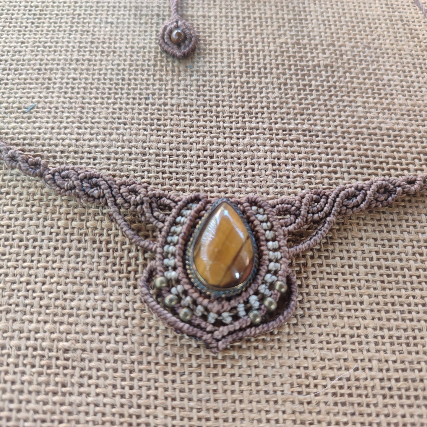 tiara con ojo de tigre, collar de macrame con ojo de tigre