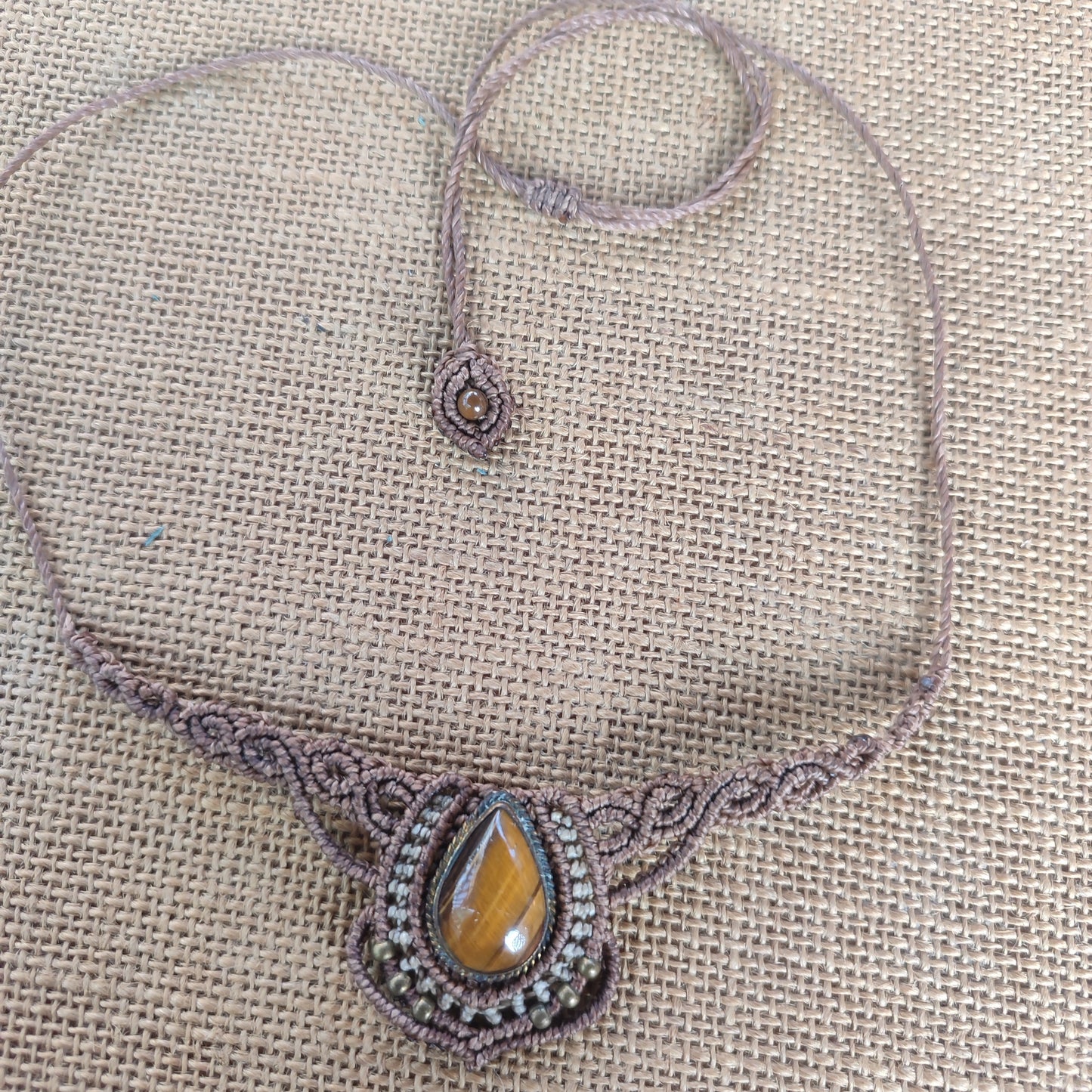 tiara con ojo de tigre, collar de macrame con ojo de tigre