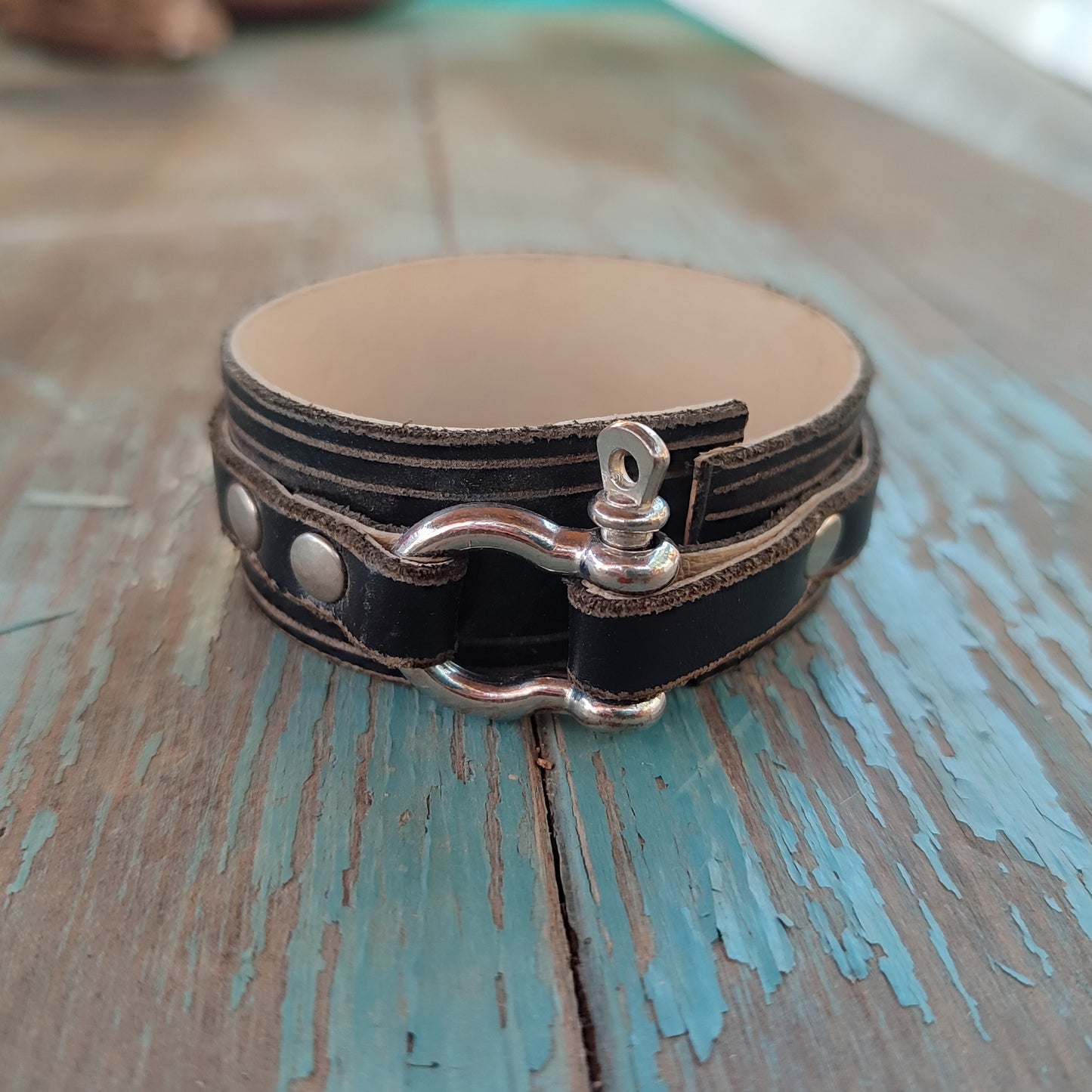 pulsera de cuero negra con mosquetón
