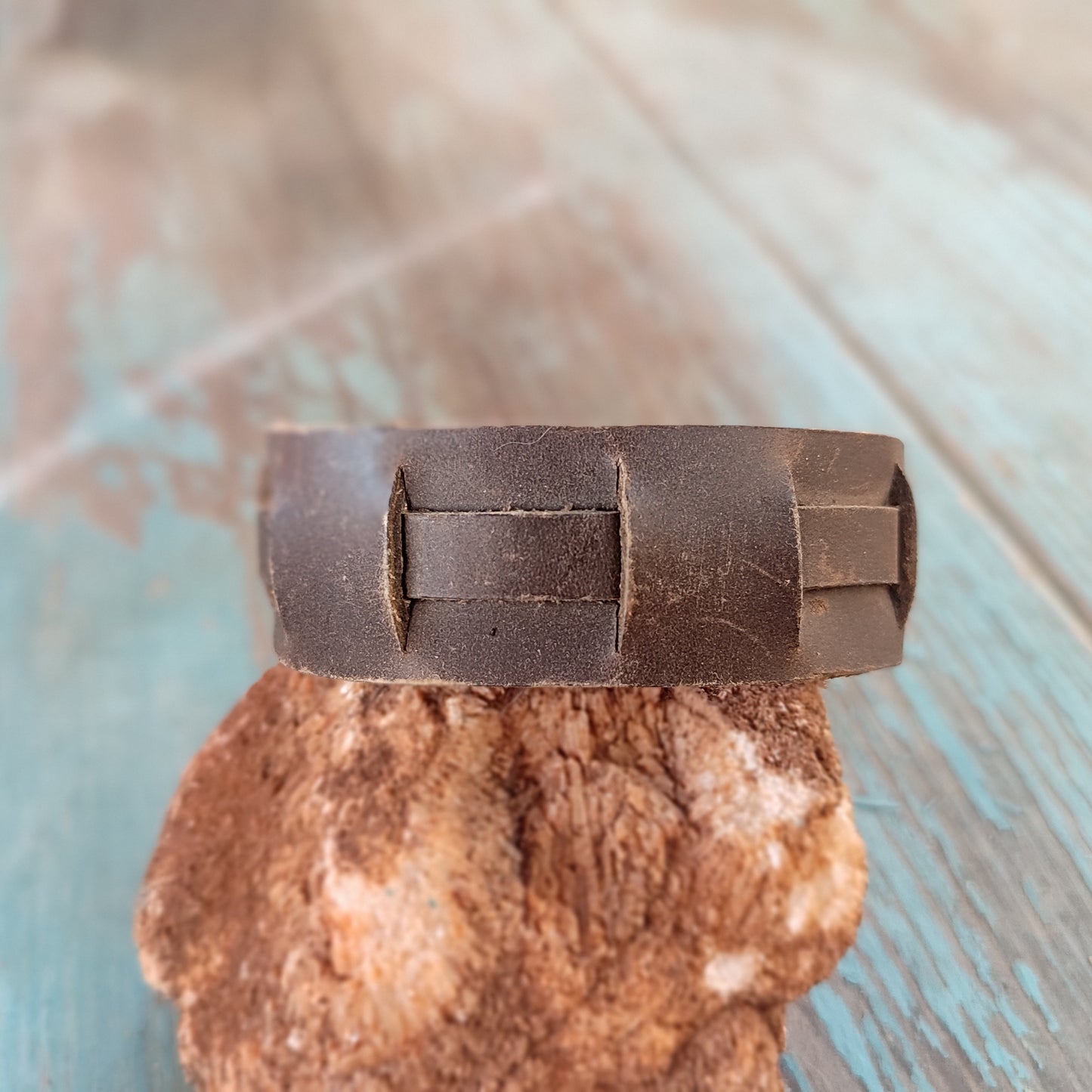 pulsera de cuero marrón envejecida