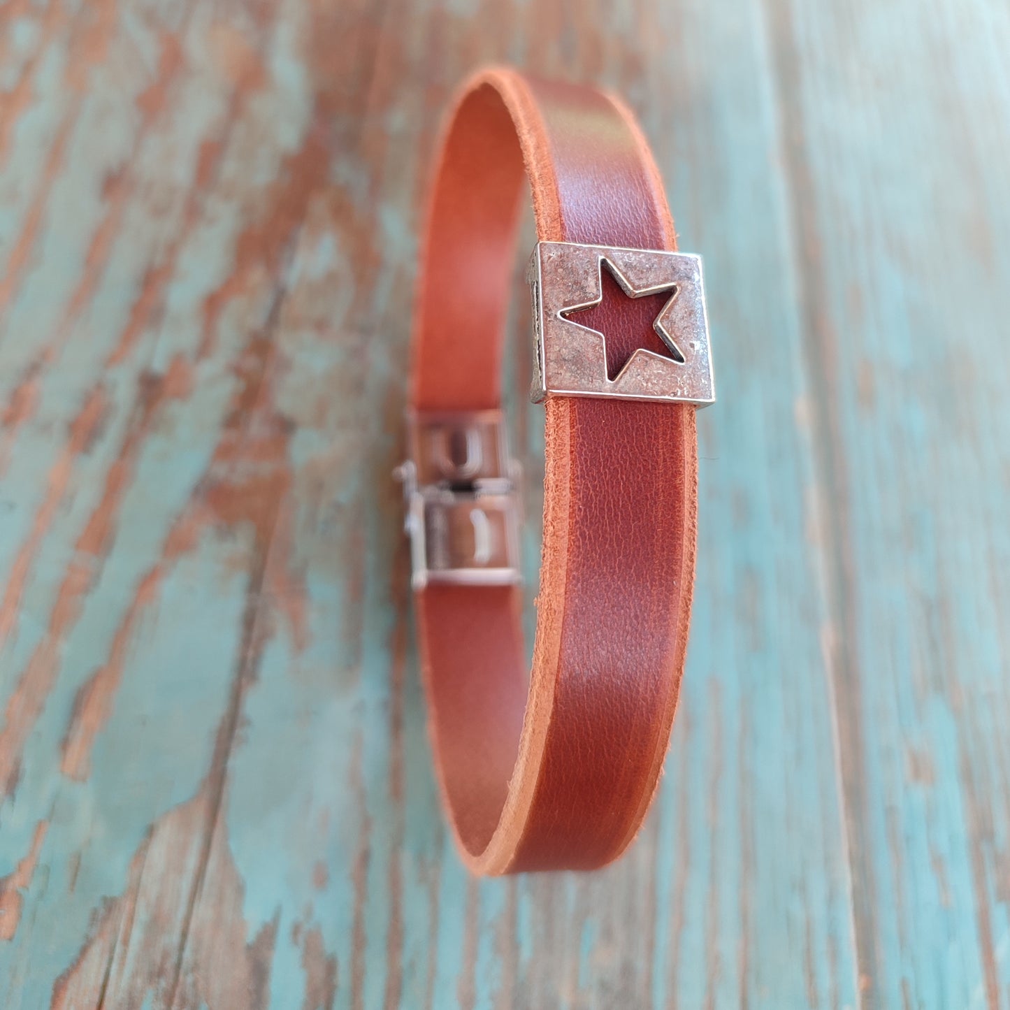 pulsera de cuero con cierre de acero