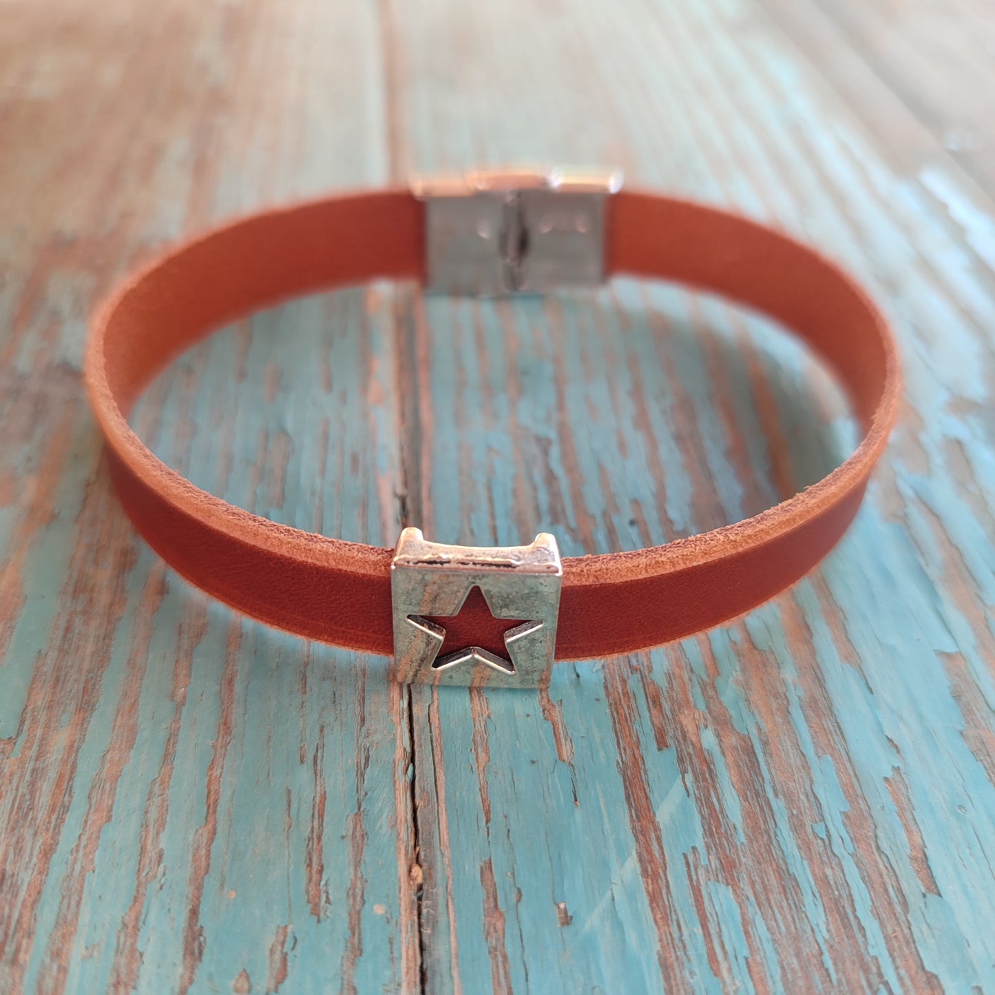pulsera de cuero con cierre de acero