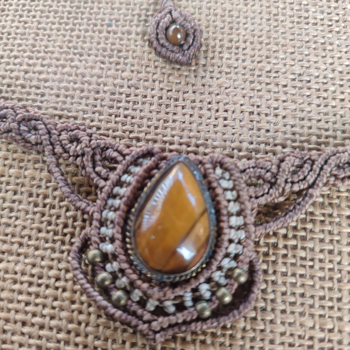tiara con ojo de tigre, collar de macrame con ojo de tigre