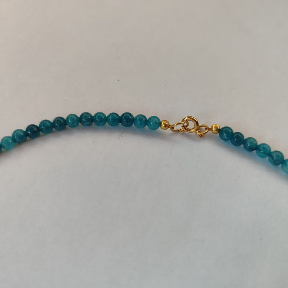 Cierre con baño de oro para la versión dorada del collar de apatita azul.