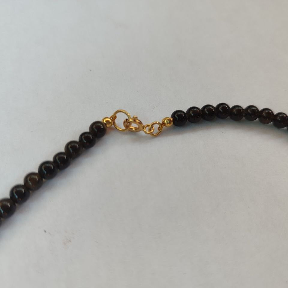 Cierre con baño de oro para la versión dorada del collar de obsidiana.