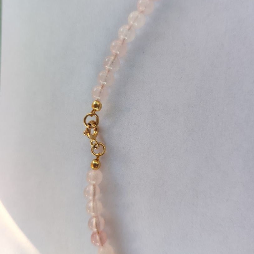 Cierre de plata con baño de oro para el collar de piedras naturales rosa.
