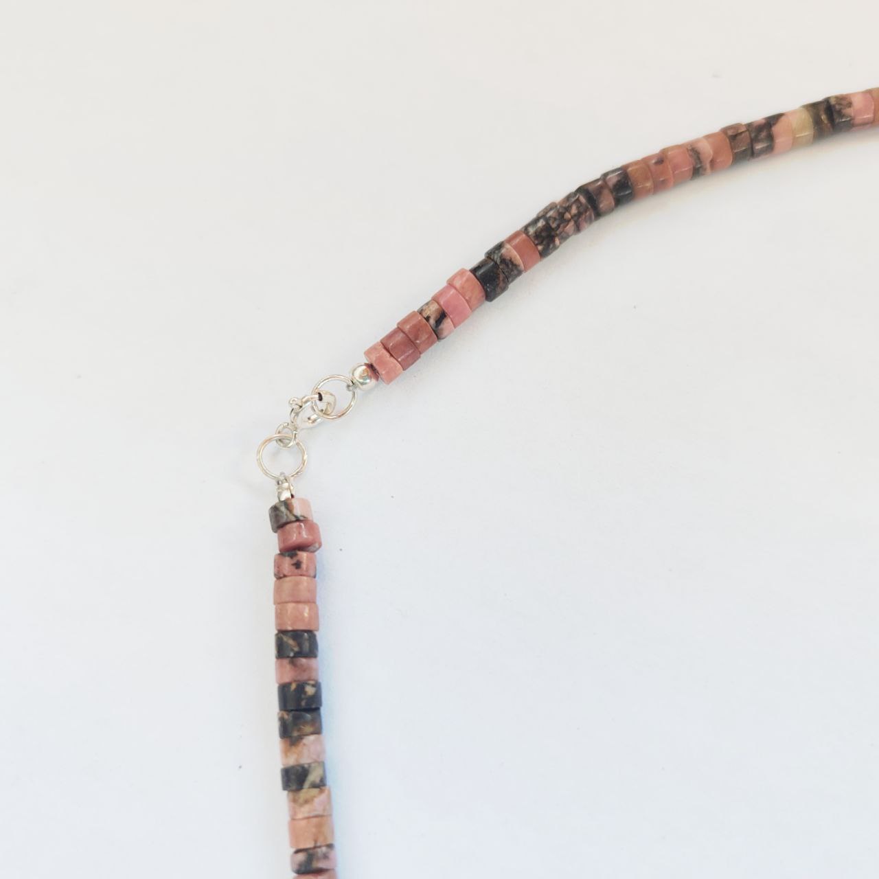 Detalle del cierre de plata de ley para el collar de rodonita.