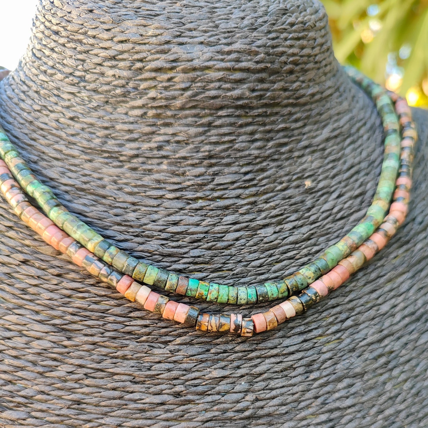 Dúo de collares Ser: rodonita y turquesa africana sobre busto.