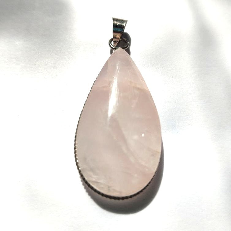 Colgante de cuarzo rosa con doble baño de plata
