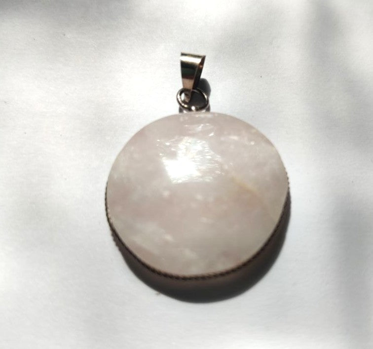 Colgante de cuarzo rosa con doble baño de plata