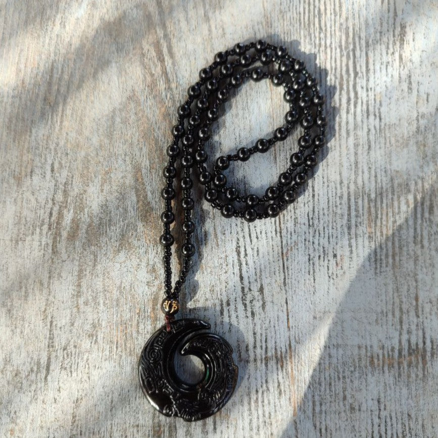 Colllar de obsidiana negra tallada