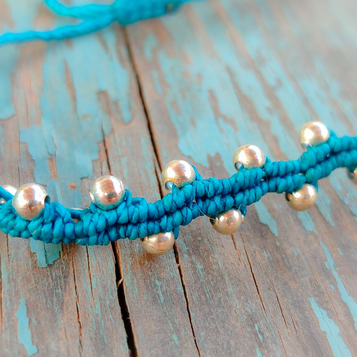 Tobillera de Macramé Turquesa con Cuentas Plateadas
