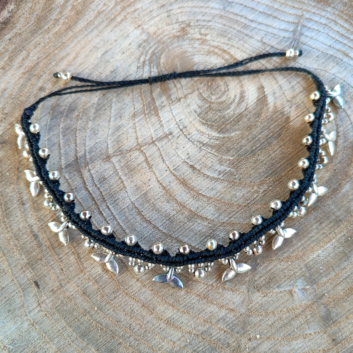 Tobillera de Macramé Negra con Colas de Ballena