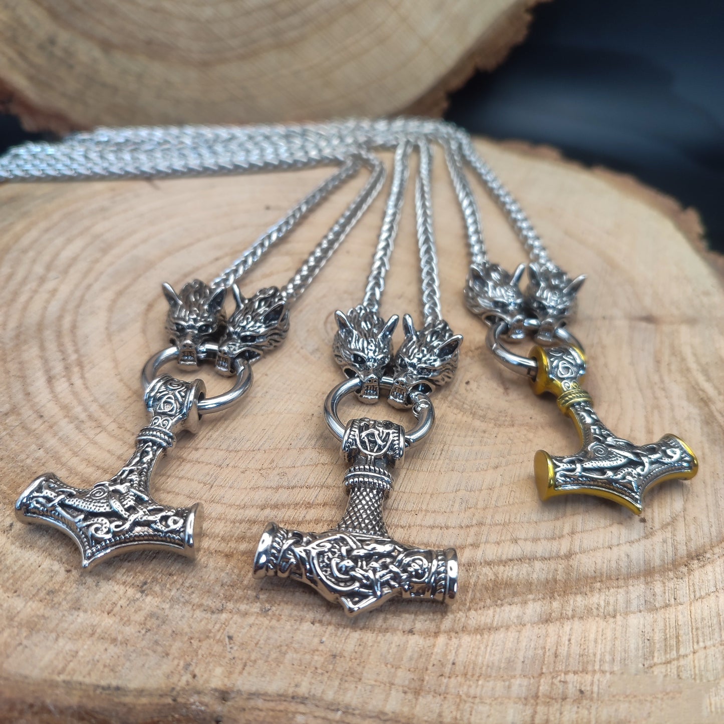 Collar Vikingo "Fuerza de Odín": Martillo de Thor (Mjölnir) y Cabezas de Lobo en Acero - Diseño Épico y Robusto