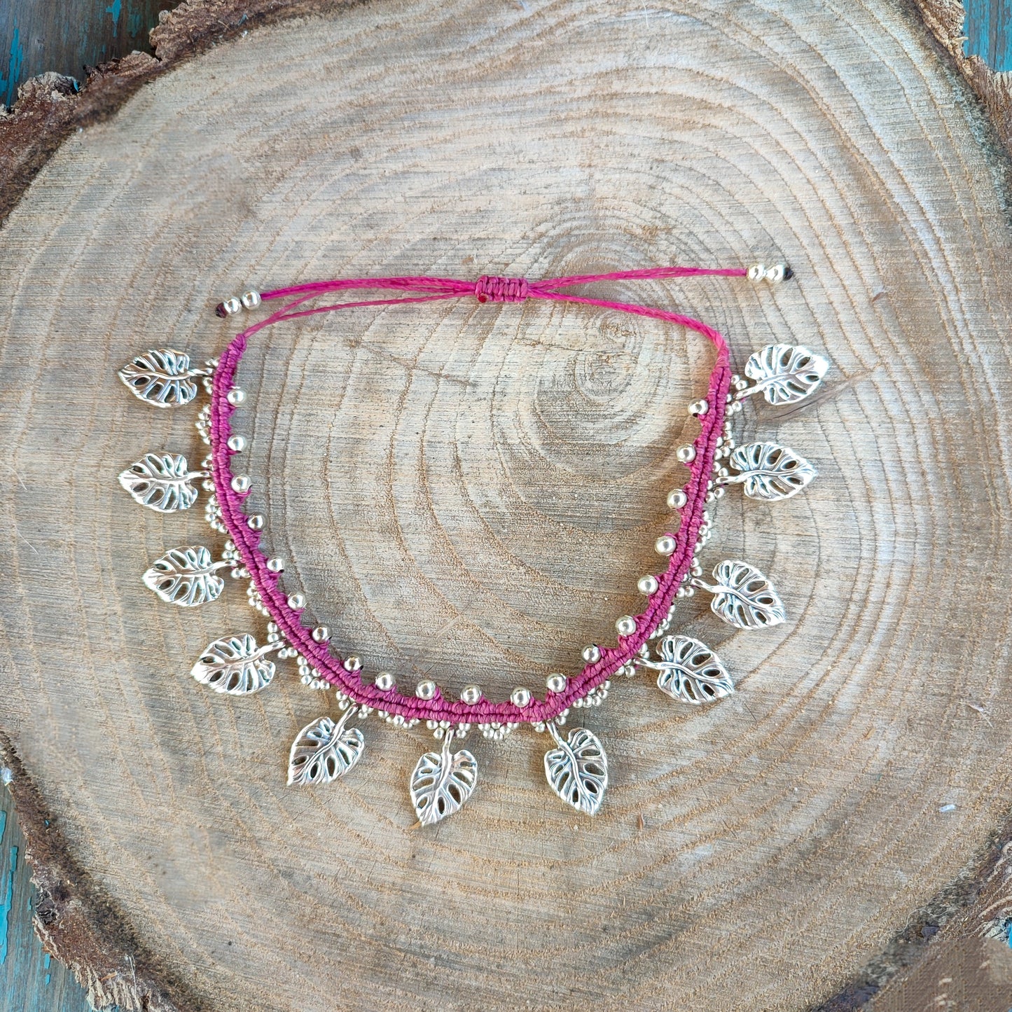 Tobillera Étnica de Macramé Rosa con Cuentas Plateadas