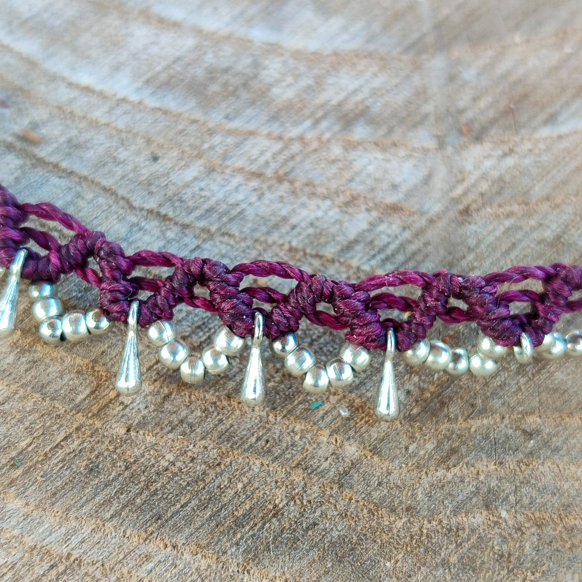 Tobillera ajustable de macramé color berenjena