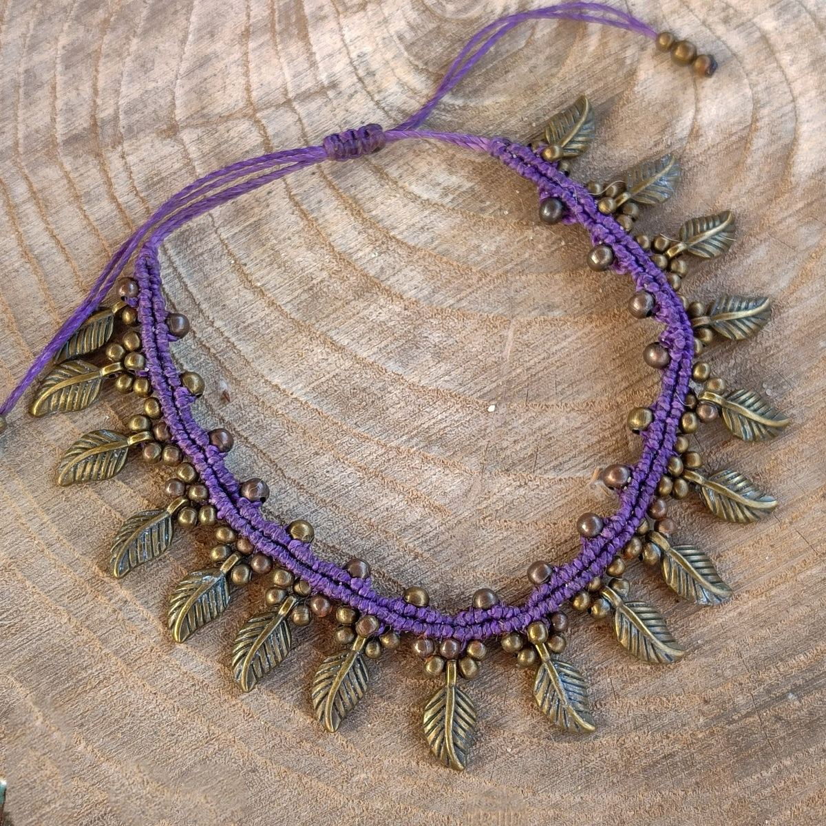 Tobillera Étnica de Macramé Morada con Hojas