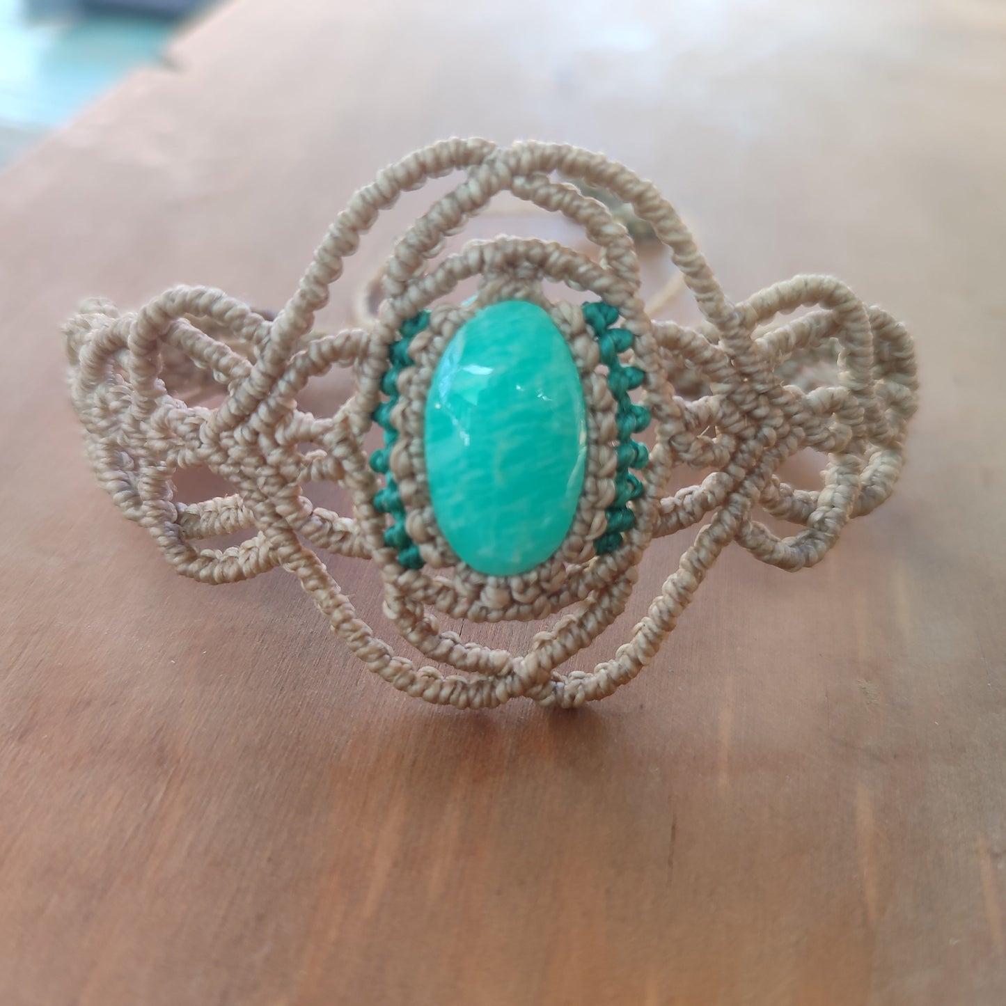 pulsera de macrame con amazonita verde, pulsera beis y verde, pulsera con piedra grande, pulsera bohemia