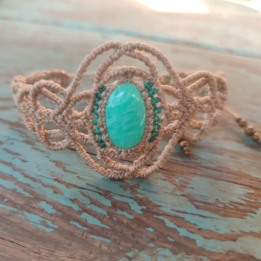 pulsera de macrame con amazonita verde, pulsera beis y verde, pulsera con piedra grande, pulsera bohemia