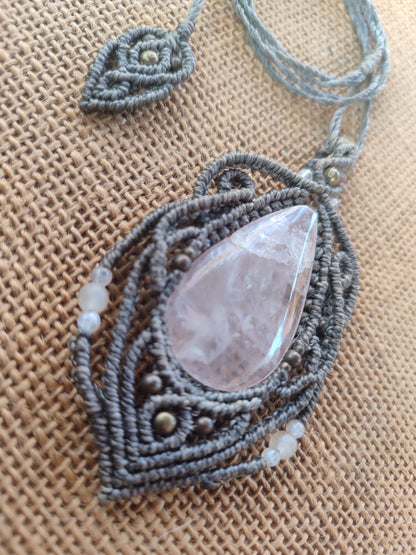 colgante de cuarzo rosa con piedra luna, colgante de macrame gris con piedra grande
