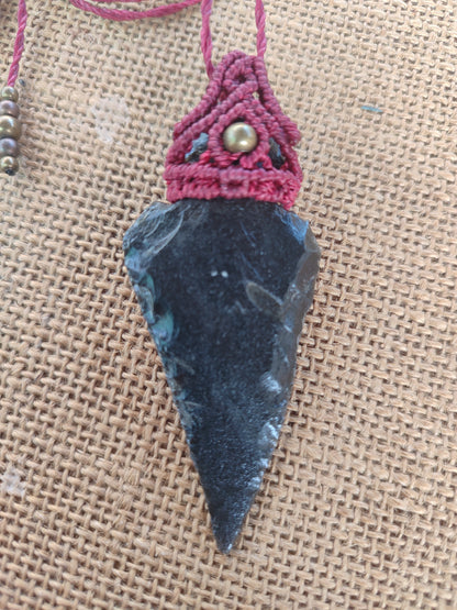 punta de flecha de obsidiana con macrame, collar pre colombino, punta de flecha tallada