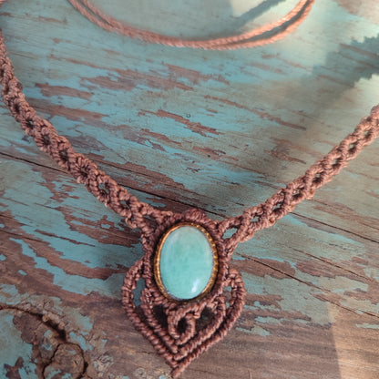 gargantilla de macrame con amazonita, collar marron y azul, macrame pequeño