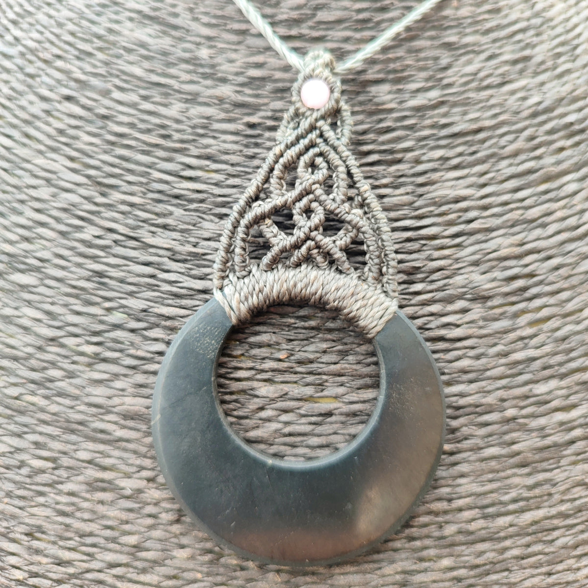 Colgante de Shungita Natural y Macramé Negro | El Hada del Tiempo