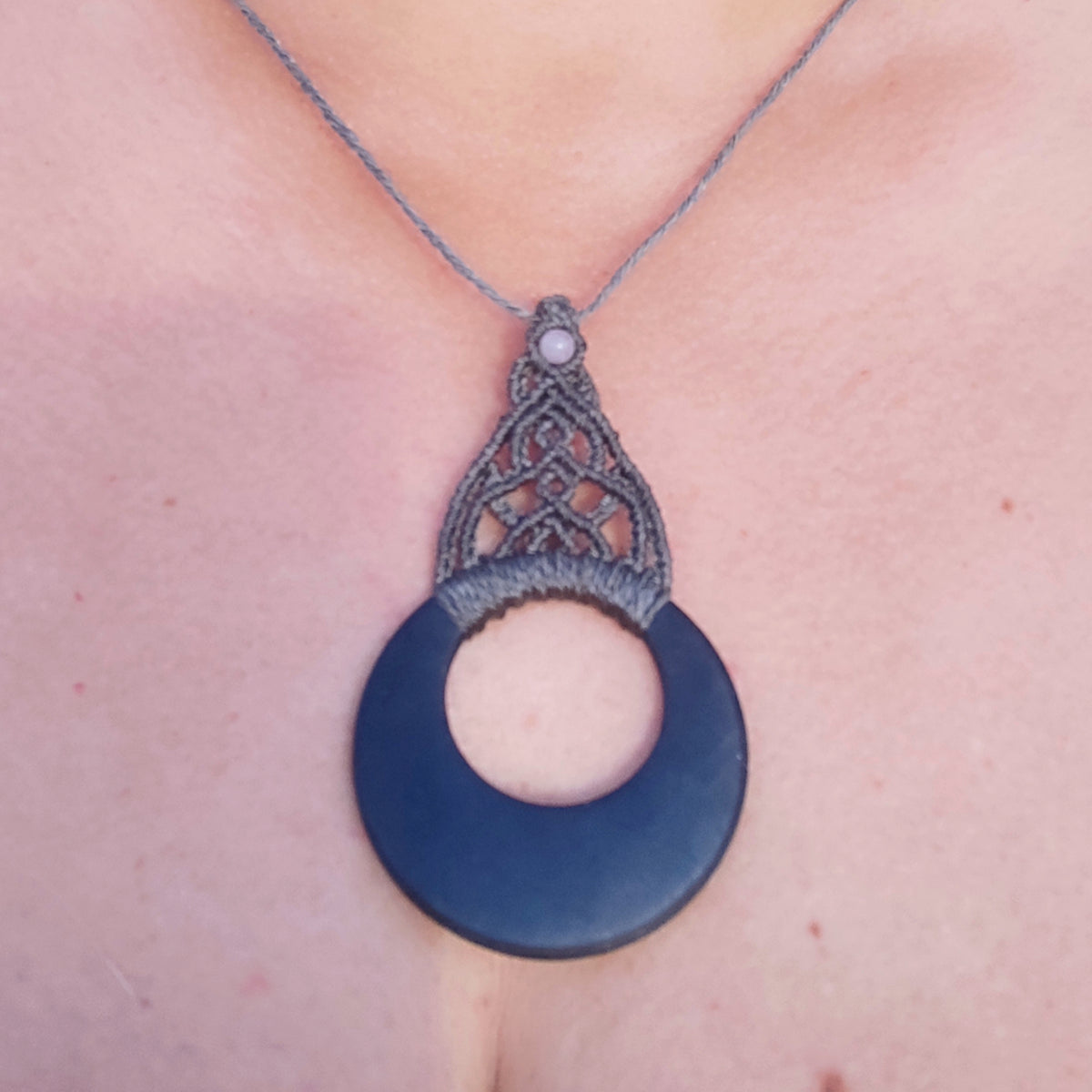 Colgante de Shungita Natural y Macramé Negro | El Hada del Tiempo