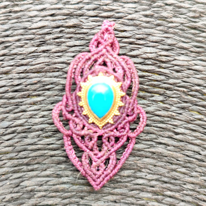 Colgante de Ónix Azul en Macramé Rosa y Granate | El Hada del Tiempo