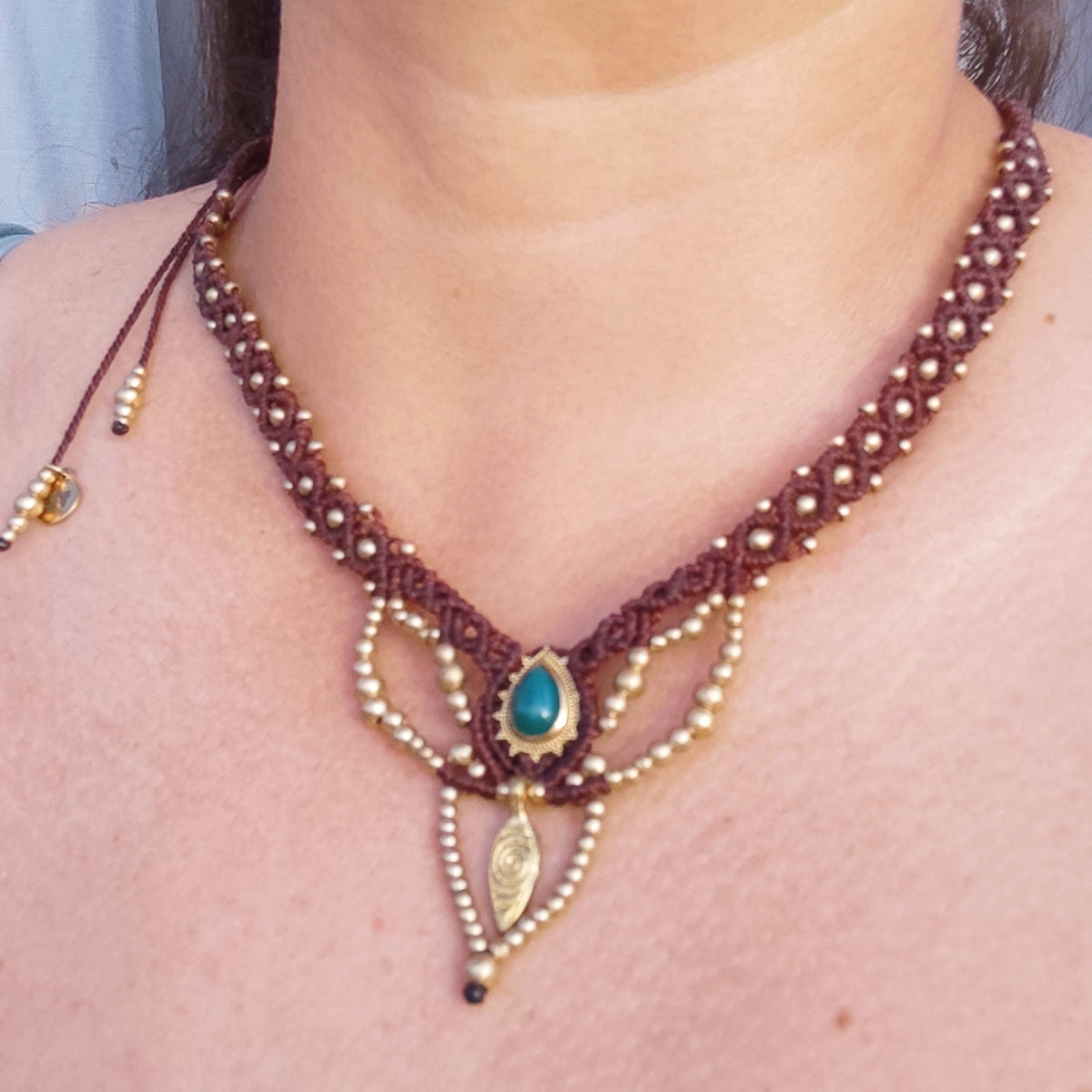 Collar Gipsy en Macramé Granate con Ónix Verde y Detalles Dorados | El Hada del Tiempo