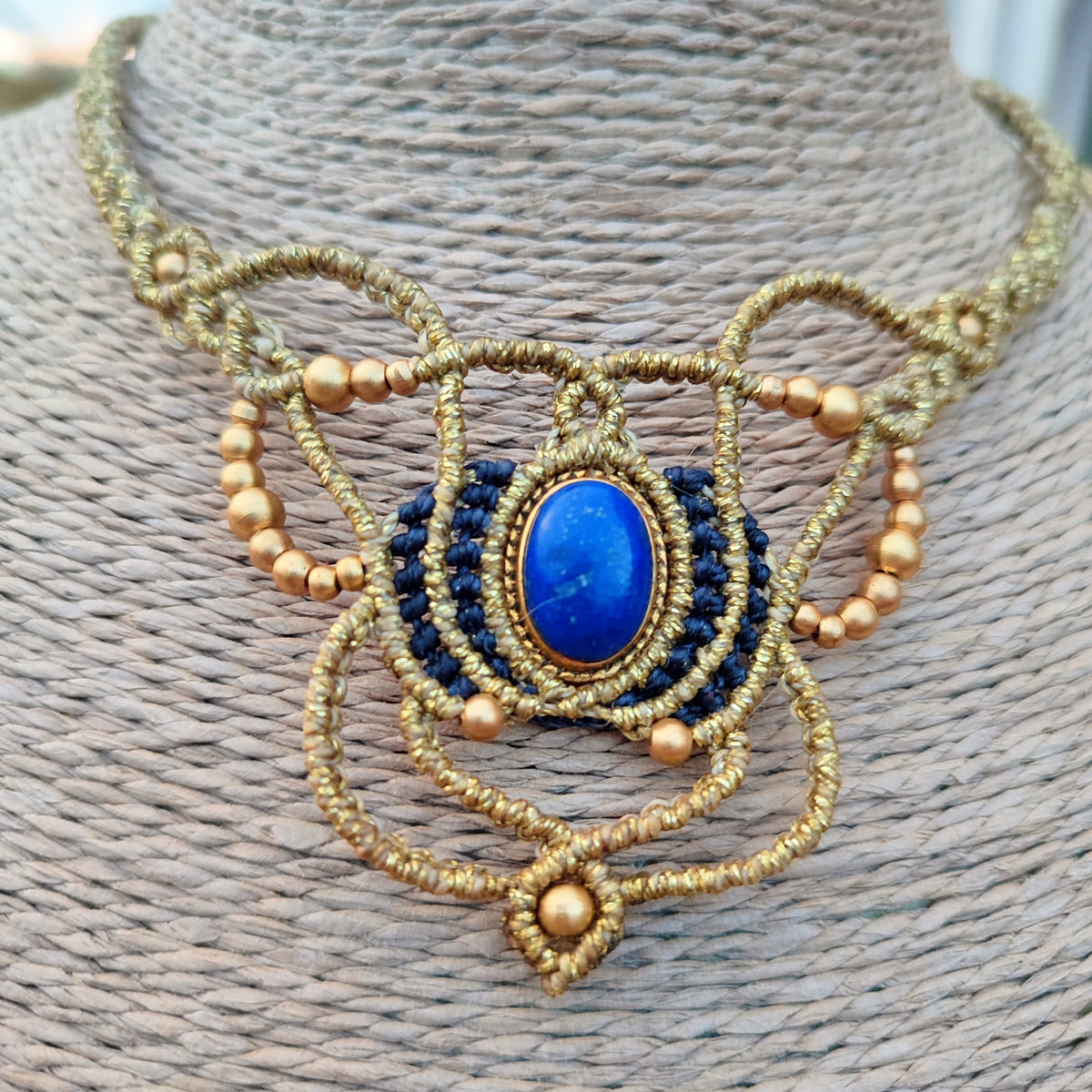 Collar Isis en Macramé Dorado y Azul Oscuro con Lapislázuli y Latón | El Hada del Tiempo