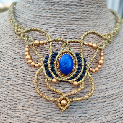 Collar Isis en Macramé Dorado y Azul Oscuro con Lapislázuli y Latón | El Hada del Tiempo