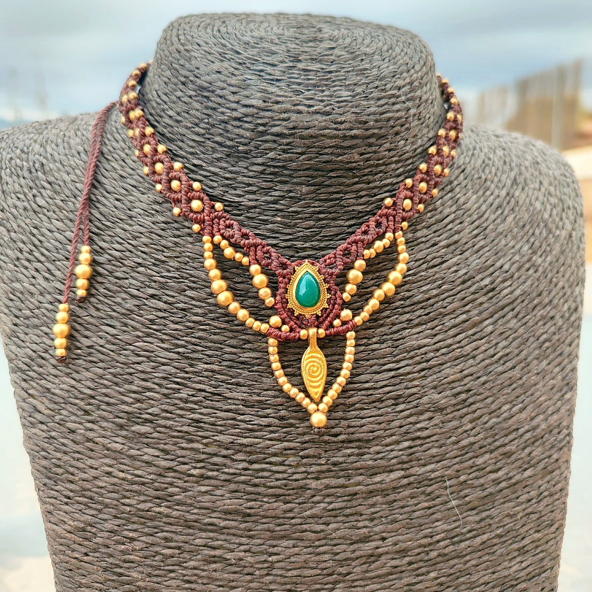 Collar Gipsy en Macramé Granate con Ónix Verde y Detalles Dorados | El Hada del Tiempo