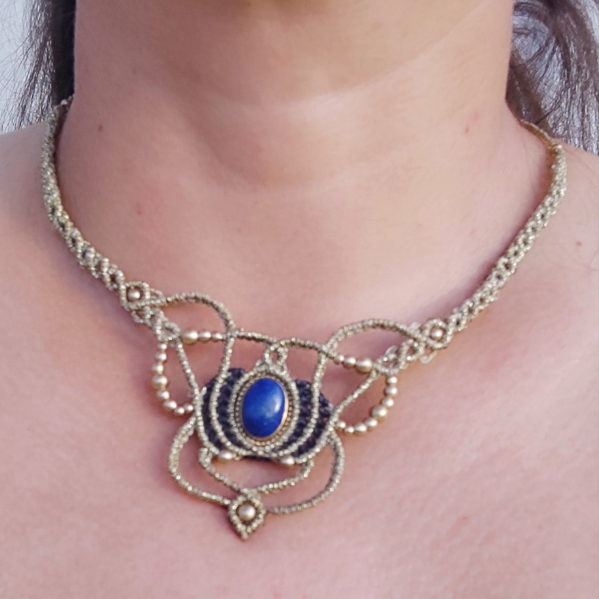 Collar Isis en Macramé Dorado y Azul Oscuro con Lapislázuli y Latón | El Hada del Tiempo