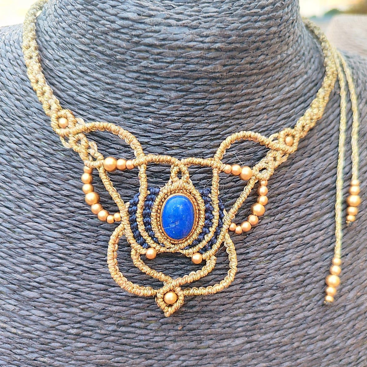 Collar Isis en Macramé Dorado y Azul Oscuro con Lapislázuli y Latón | El Hada del Tiempo
