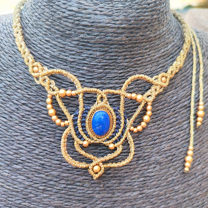 Collar Isis en Macramé Dorado y Azul Oscuro con Lapislázuli y Latón | El Hada del Tiempo