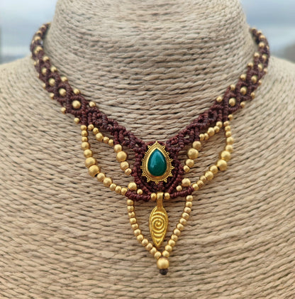 Collar Gipsy en Macramé Granate con Ónix Verde y Detalles Dorados | El Hada del Tiempo