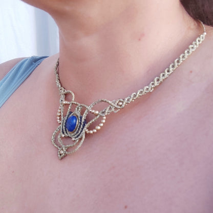 Collar Isis en Macramé Dorado y Azul Oscuro con Lapislázuli y Latón | El Hada del Tiempo