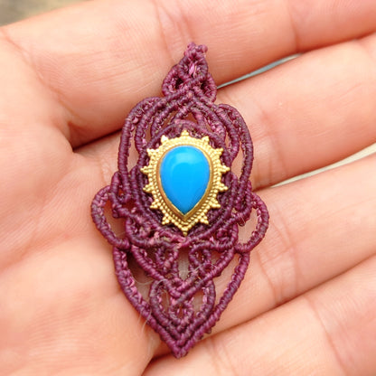 Colgante de Ónix Azul en Macramé Rosa y Granate | El Hada del Tiempo